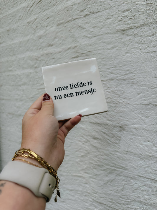 Tegeltje Onze liefde is nu een mensje