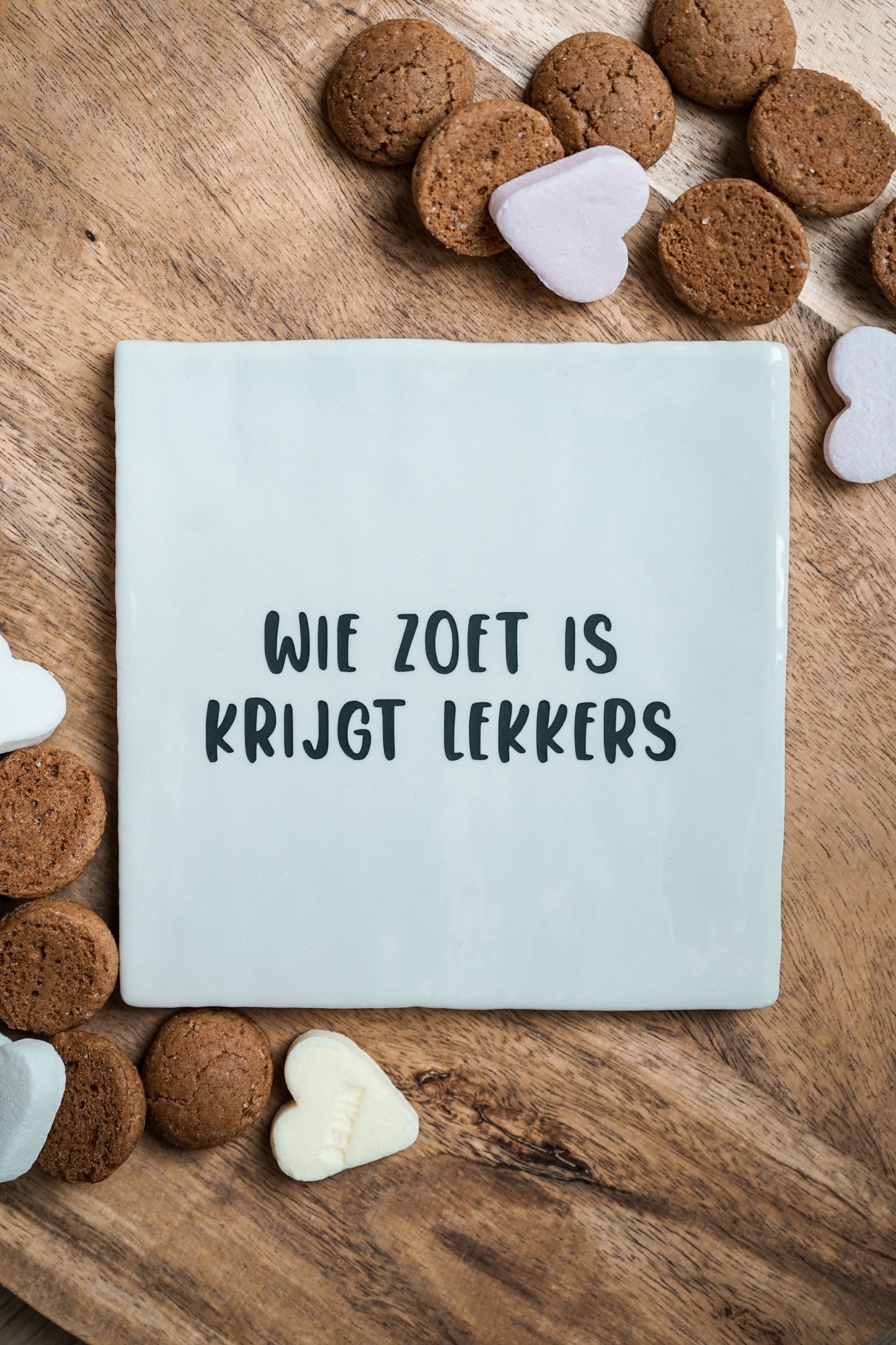 Tegel Wie zoet is krijgt lekkers